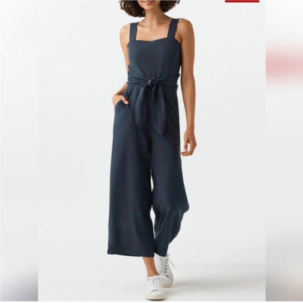 VETTA Blue Backless Halter Athletic Dress